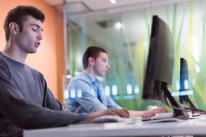 groupe d'étudiants en technologie travaillant dans une salle de classe d'école de laboratoire informatique photo