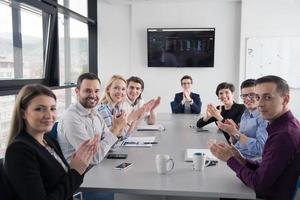 groupe de jeunes réunis au bureau de démarrage photo