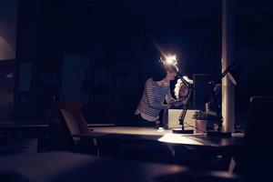 jeunes créateurs au bureau de nuit photo