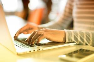 femme d'affaires utilisant un ordinateur portable au bureau de démarrage photo