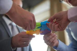 groupe de gens d'affaires assemblage puzzle photo