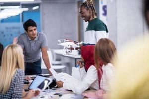 équipe commerciale multiethnique se renseignant sur la technologie des drones photo