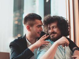 portrait d'un couple d'hommes romantique lgbt gay multiethnique divers embrassant et montrant leur amour photo