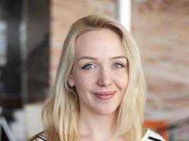 portrait de femme d'affaires au bureau photo