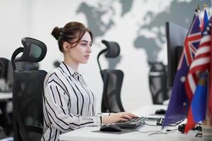 femme d'affaires décontractée travaillant sur un ordinateur de bureau photo