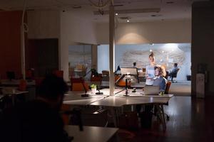 jeunes créateurs au bureau de nuit photo