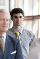 portrait de jeune homme d'affaires au bureau moderne photo