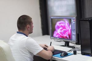 éditeur de photos à son bureau