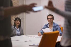 équipe commerciale lors d'une réunion dans un immeuble de bureaux moderne photo