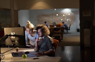 jeunes créateurs au bureau de nuit photo