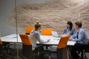 équipe commerciale lors d'une réunion dans un immeuble de bureaux moderne photo