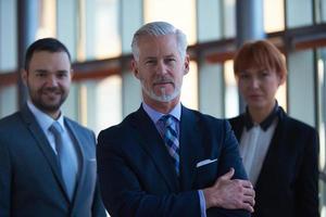 homme d'affaires senior avec son équipe au bureau photo