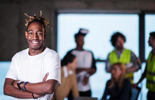 portrait d'un jeune homme d'affaires noir décontracté sur un chantier de construction photo