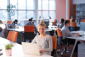 femme d'affaires utilisant un ordinateur portable au bureau de démarrage photo