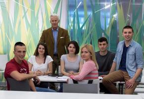 portrait d'enseignant avec un groupe d'étudiants en arrière-plan photo