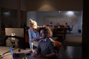 jeunes créateurs au bureau de nuit photo