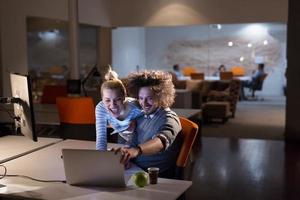 jeunes créateurs au bureau de nuit photo