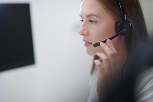 femme d'affaires avec des casques au travail photo