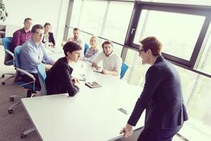 groupe de jeunes réunis au bureau de démarrage photo