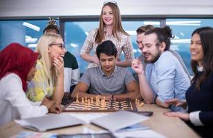 groupe multiethnique de gens d'affaires jouant aux échecs photo