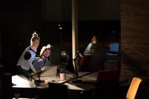 jeunes créateurs au bureau de nuit photo