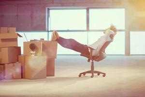 jeune homme d'affaires faisant une pause sur un chantier de construction photo