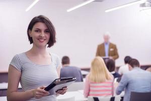 portrait d'une étudiante heureuse en classe photo