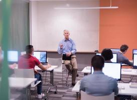 enseignant et étudiants en classe de laboratoire informatique photo