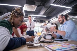 équipe commerciale multiethnique se renseignant sur la technologie des drones photo