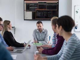 équipe commerciale lors d'une réunion dans un immeuble de bureaux moderne photo