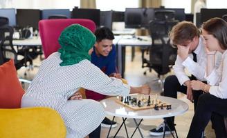 groupe multiethnique de gens d'affaires jouant aux échecs photo