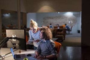 jeunes créateurs au bureau de nuit photo