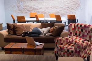 femme dormant sur un canapé dans un bureau créatif photo