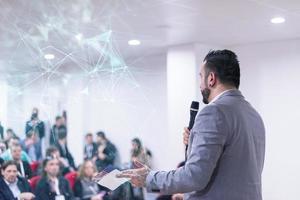 homme d'affaires prospère faisant des présentations dans la salle de conférence photo