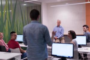 étudiant répondant à une question en classe photo