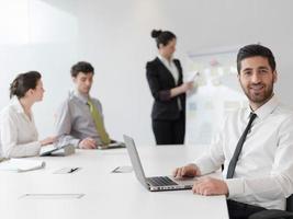 portrait de jeune homme d'affaires arabe moderne au bureau photo