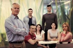 portrait d'enseignant avec un groupe d'étudiants en arrière-plan photo