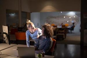 jeunes créateurs au bureau de nuit photo