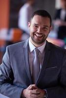 portrait de jeune homme d'affaires au bureau moderne photo