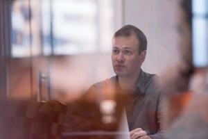 homme d'affaires travaillant à l'aide d'un ordinateur portable au bureau de démarrage photo