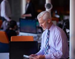 homme d'affaires senior avec son équipe au bureau photo