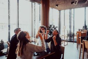 un groupe d'hommes d'affaires célèbrent avec leurs mains en l'air photo