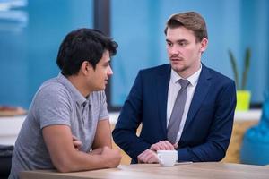 portrait de deux jeunes hommes d'affaires prospères photo