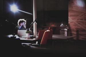 homme d'affaires relaxant au bureau photo