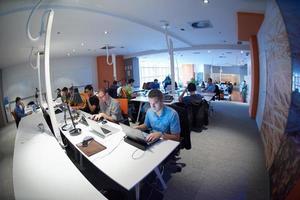 groupe de gens d'affaires de démarrage au bureau photo