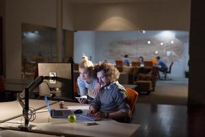 jeunes créateurs au bureau de nuit photo