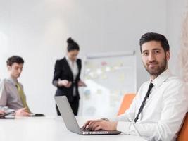 portrait de jeune homme d'affaires arabe moderne au bureau photo