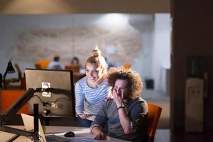 jeunes créateurs au bureau de nuit photo