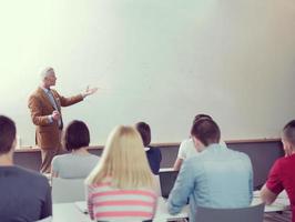 enseignant avec un groupe d'élèves en classe photo