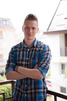 homme debout au balcon photo